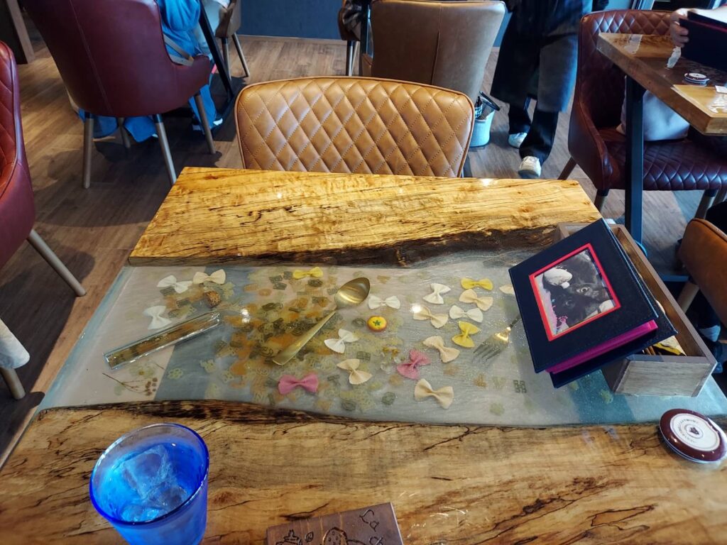 東員町のカフェ、ラシャインのテーブル画像