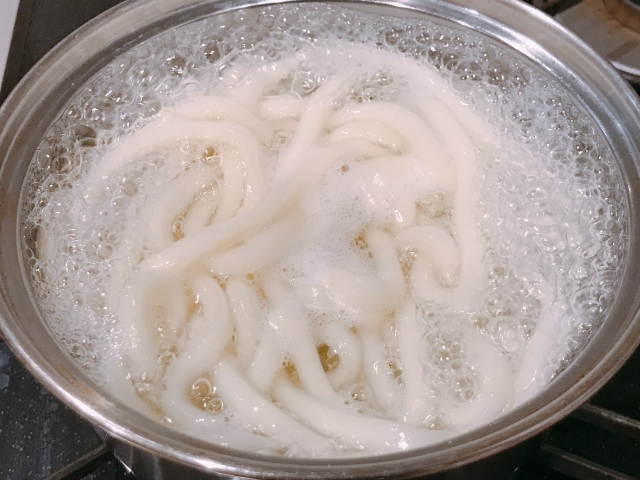 うどん　茹でる