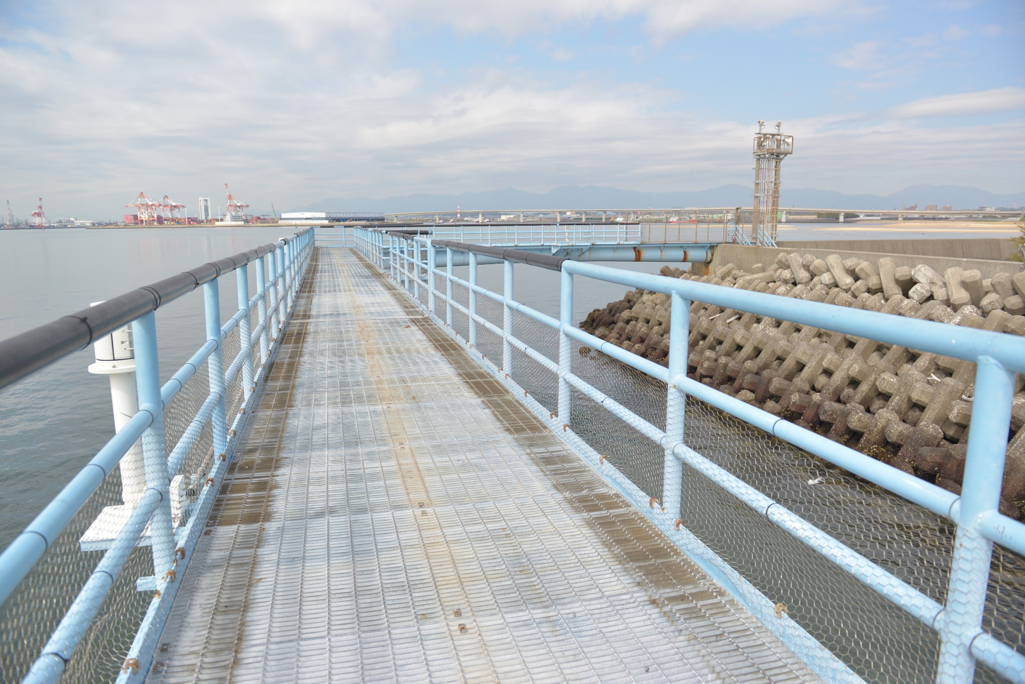 まるで映画のワンシーン！川越町の釣り桟橋