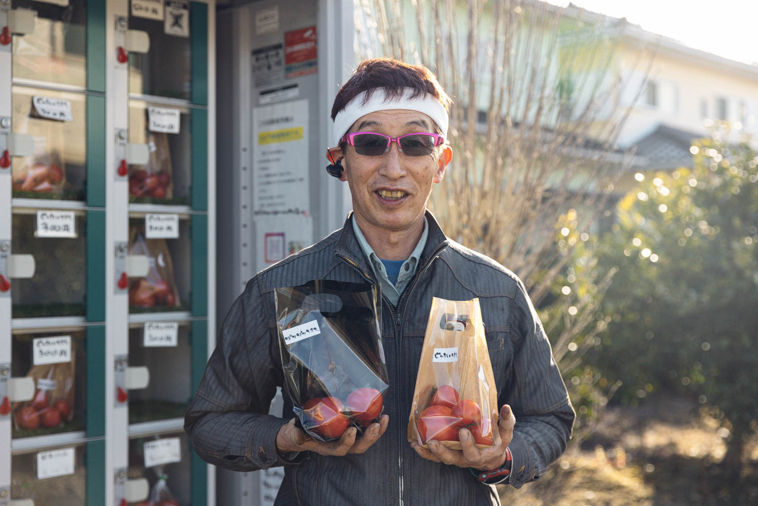 谷口さんにそれぞれのトマトを持ってもらった