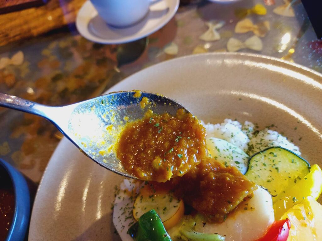 東員町のカフェ、ラシャインの牛すじカレー画像