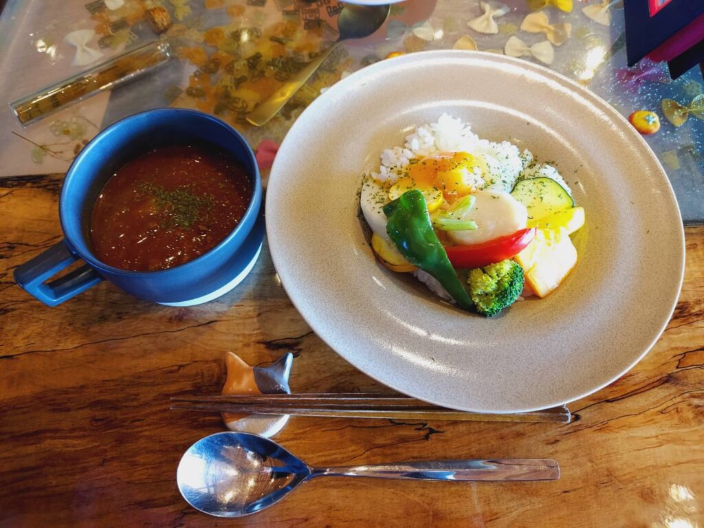 東員町のカフェ、ラシャインの牛すじカレー画像